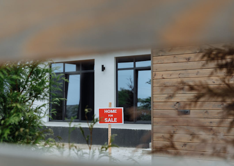 Curb Appeal on a Budget: Small Changes That Attract Buyers